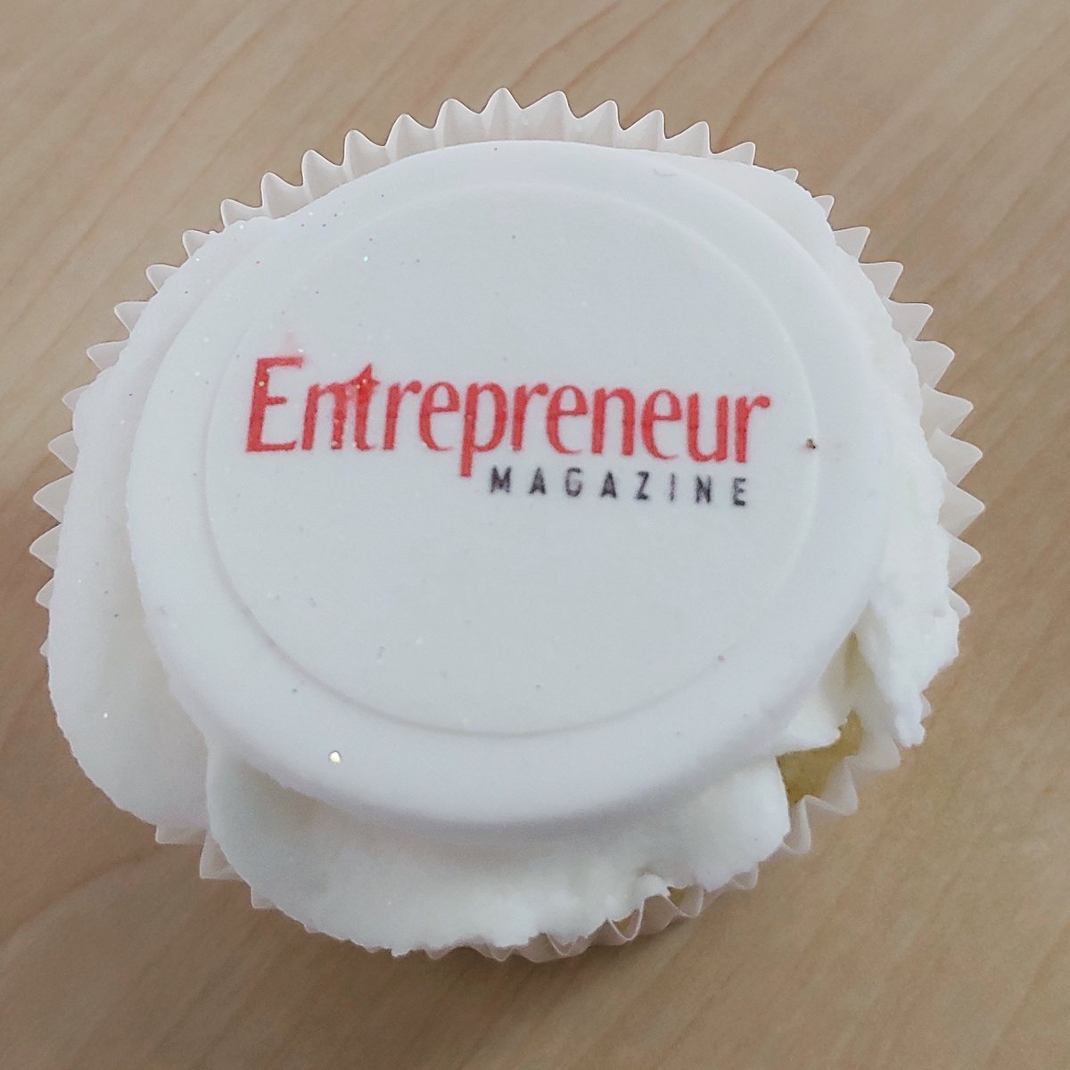 ExpertHub_info's tweet photo. Got some surprise treats today from @i_happify - Thanks for the visit and making it a #HappyThursday https://t.co/G0utd1nD52