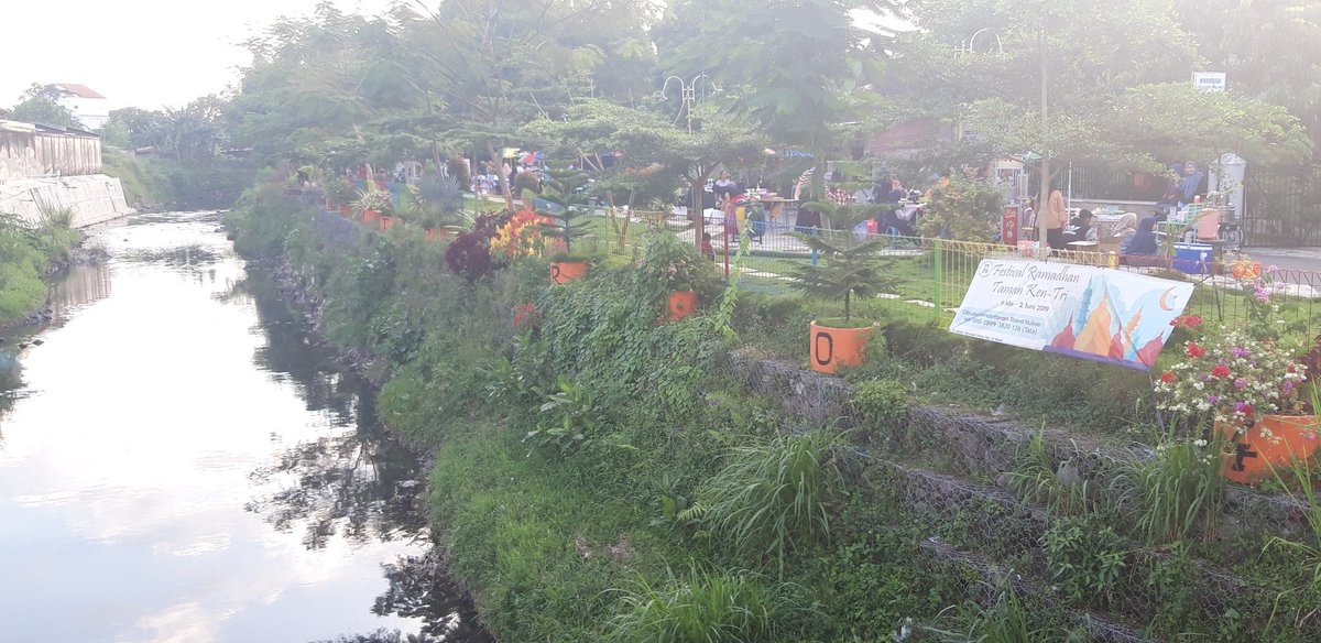 sekolahsungaik1's tweet photo. DKlaten Smakin bnyak pinggir sungai jadi taman ramadhan. Dtaman kentri sungai ujung, wedi, menikmati senja&amp;sungai bersih dngan taman kuliner oleh warga&amp;karangtaruna.kaliku rahayu ngrejekeni @YaniSunarno @kabarklaten @ganjarpranowo @humasjateng @DitjenSDA @KemenPU @bbwsbsolo https://t.co/8nrkPrN65T