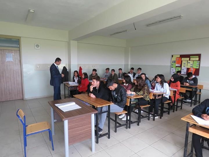 midyatilcemem's tweet photo. Okul Ziyaretleri Sürüyor
İlçe Milli Eğitim Müdürü Abdulkadir Altay, #Midyat #Mesleki ve #Teknik #Anadolu #Lisesini ziyaret etti. Öğrenci ve öğretmenler ile bir araya geldi. Başarılar diledi.@ziyaselcuk @yakup1219 @haldehs https://t.co/KXKlEsuTCg