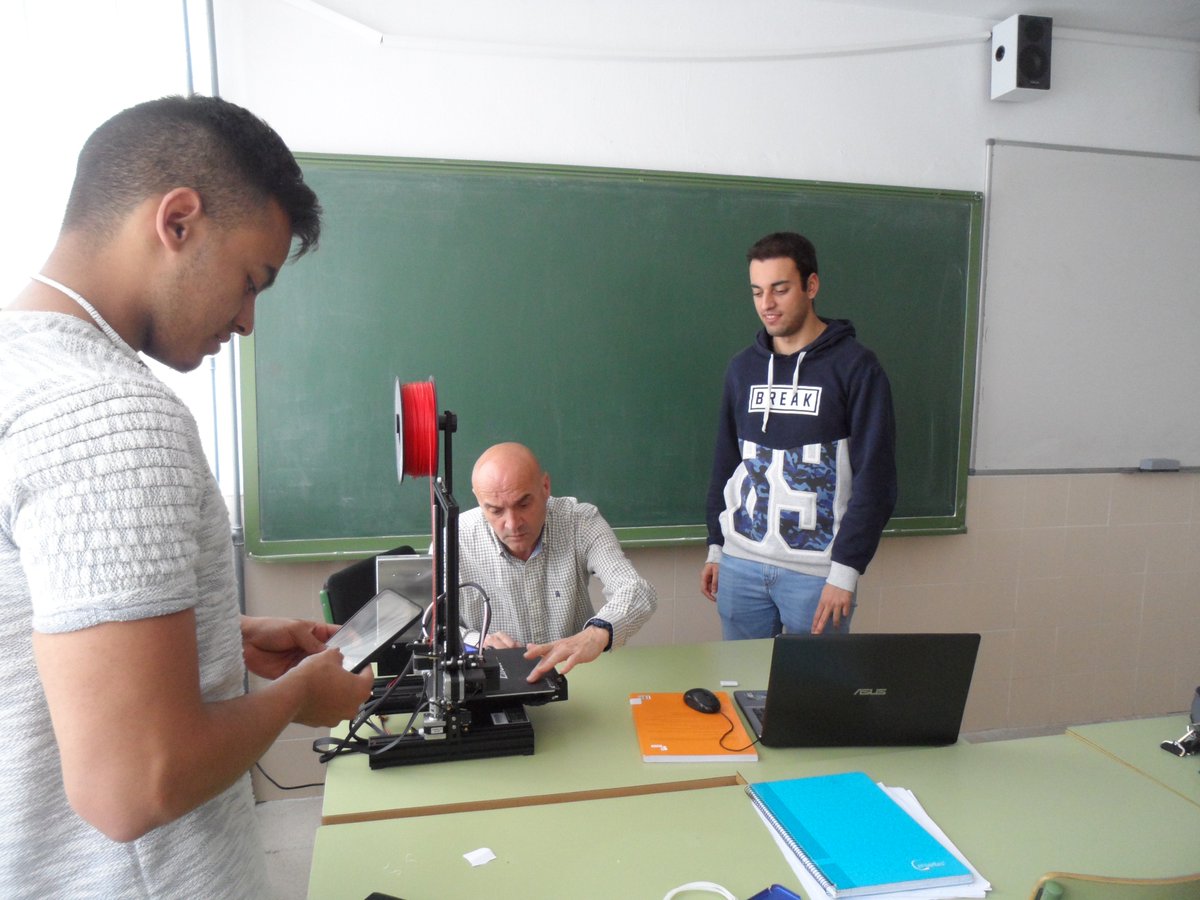 FrayPedroUrbina's tweet photo. Dentro del Proyecto europeo Nuevas tecnologías de fabricación mecánica los alumnos trabajan con Impresora 3D  #FSE_AulaEmpresaCyL #Nuevascompetencias #FormacionProfesional #centroseducacyl https://t.co/u8oqk461Gt