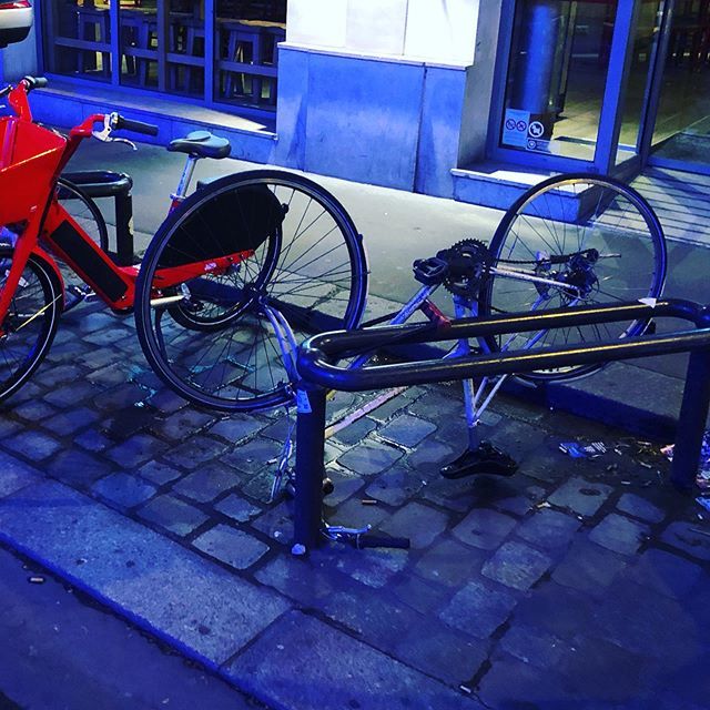 lesoeils's tweet photo. #upsidedown #bike https://t.co/gYW2NDIt5t https://t.co/X0sxq2MuTN