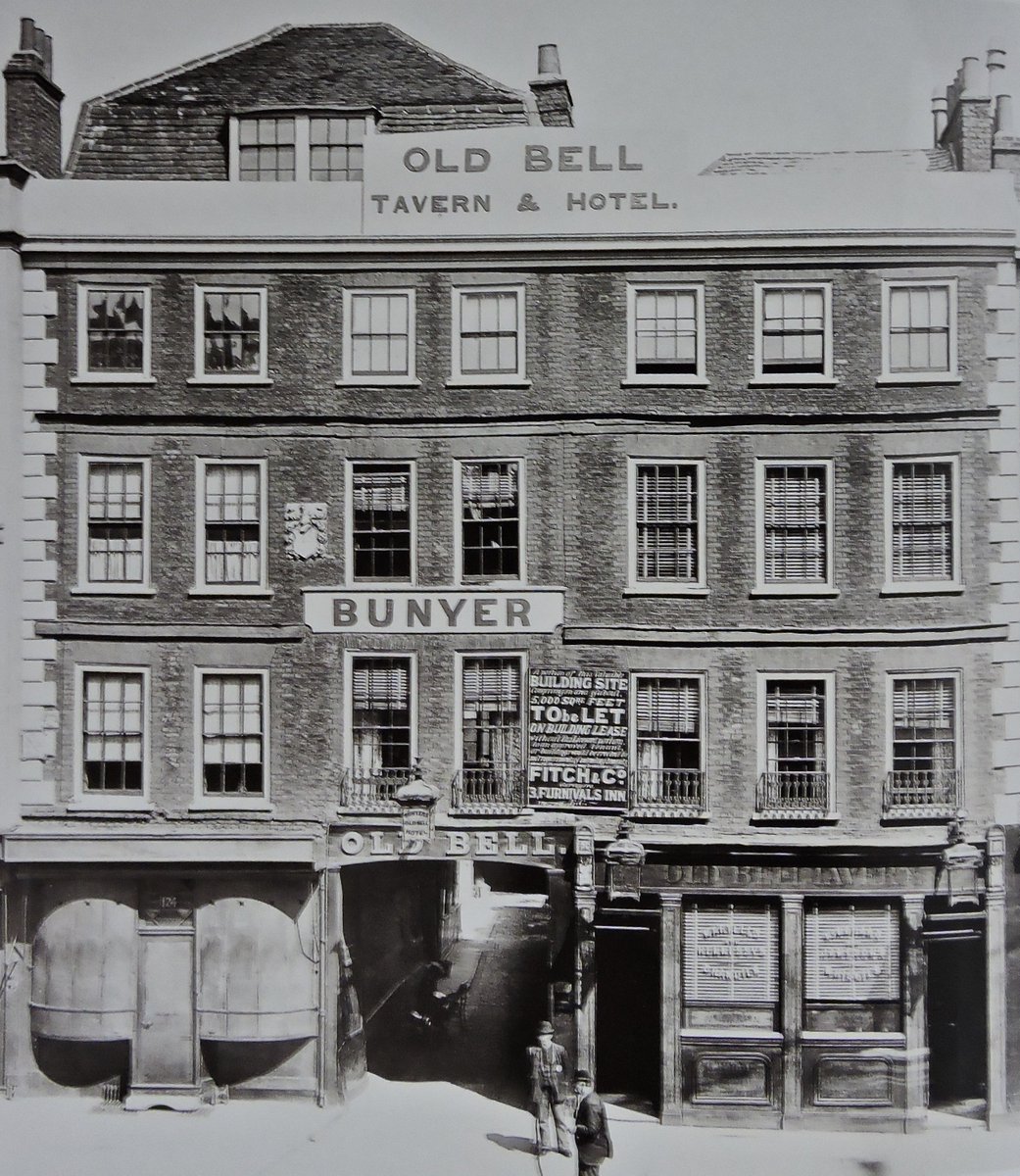 MikeDellwick's tweet photo. The Old Bell Tavern and Hotel, Holborn, London 1897.The frontage dated to 1720.
Galleried part at back built 1521
#Dickens and #Thakeray were regulars.
#LostLondon https://t.co/xE2dzDKbsl