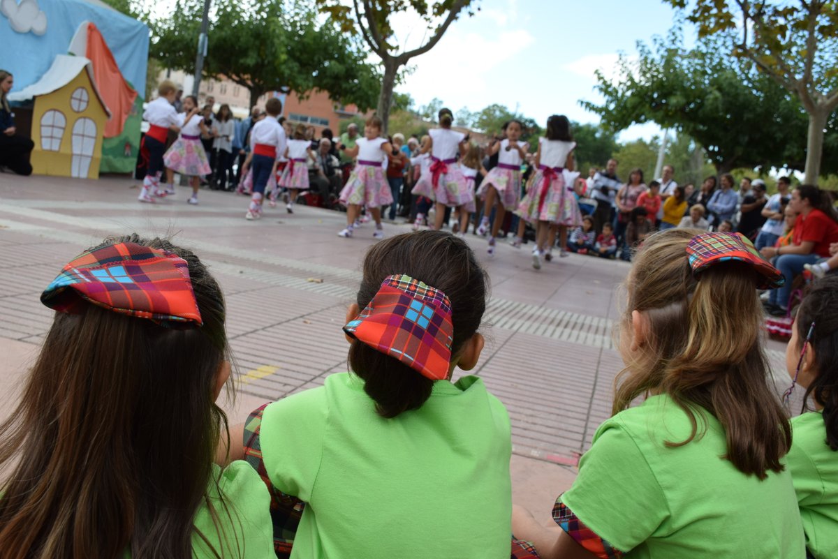 avuiaSPM's tweet photo. DG 11.30 h Pl de la Vila #TradicionsSPM

Ball de roda de les colles petites, joves i grans del @ballgitanesspm 

En memòria d'en Vicenç Soley Barcons.

Org.: Ball de Gitanes de #SantaPerpètua de Mogoda

https://t.co/cUTyG0B6co https://t.co/pDqrFO2alQ