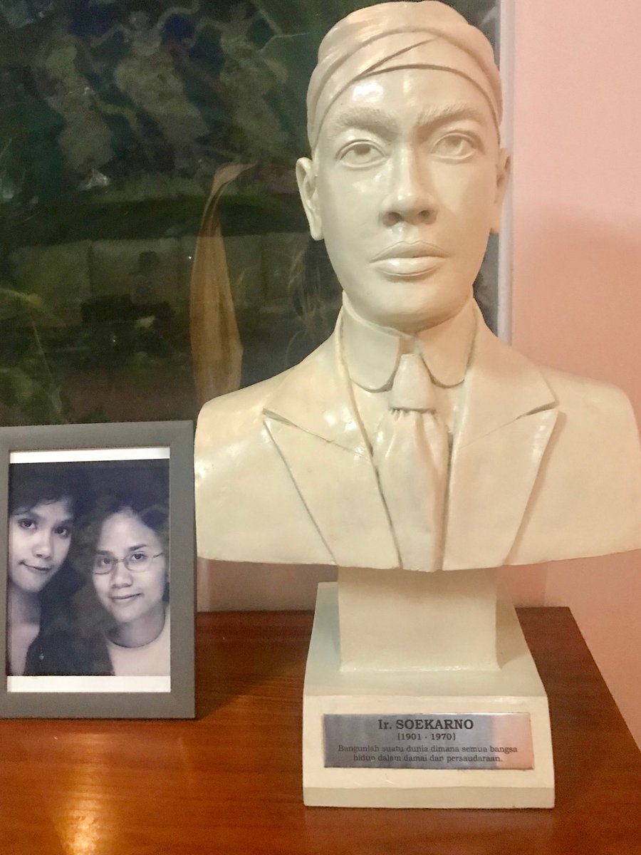 RamliRizal's tweet photo. Tadi Mas Hasto, SekJen PDIP mampir kerumah, sampaikan salam Mbak Mega,, ngobrol2 dan cerita perjuangan Bung Karno termasuk patung BK di rumah, masa BK pakai blankon saat kuliah  di ITB 🙂🙂 https://t.co/nCWOlWPjwt