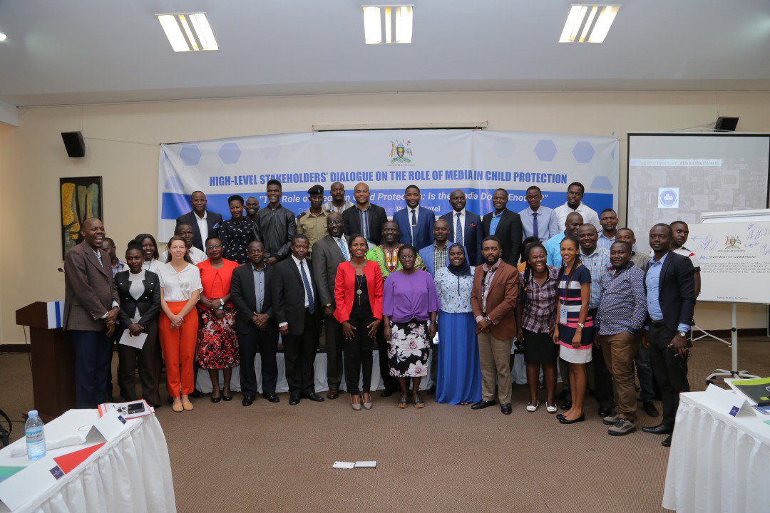 ssojo81's tweet photo. Participants at the media dialogue pose for a group photo and sign a statement of commitment to protect children from all forms of violence. #HomesNotStreets https://t.co/6XWyAWduIM