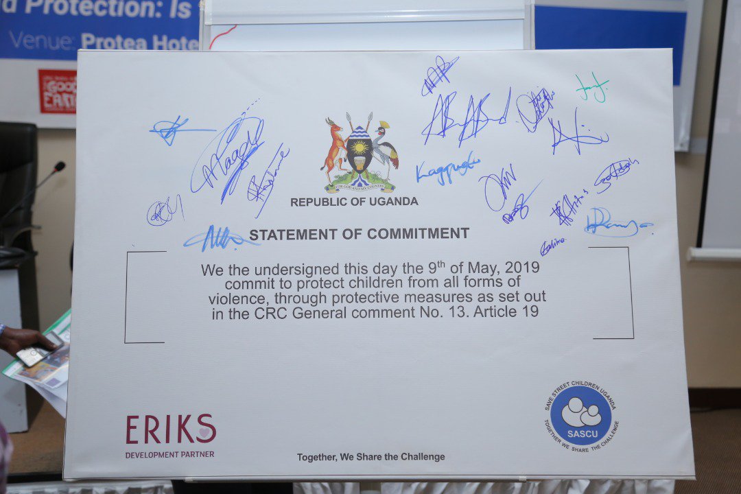 ssojo81's tweet photo. Participants at the media dialogue pose for a group photo and sign a statement of commitment to protect children from all forms of violence. #HomesNotStreets https://t.co/6XWyAWduIM