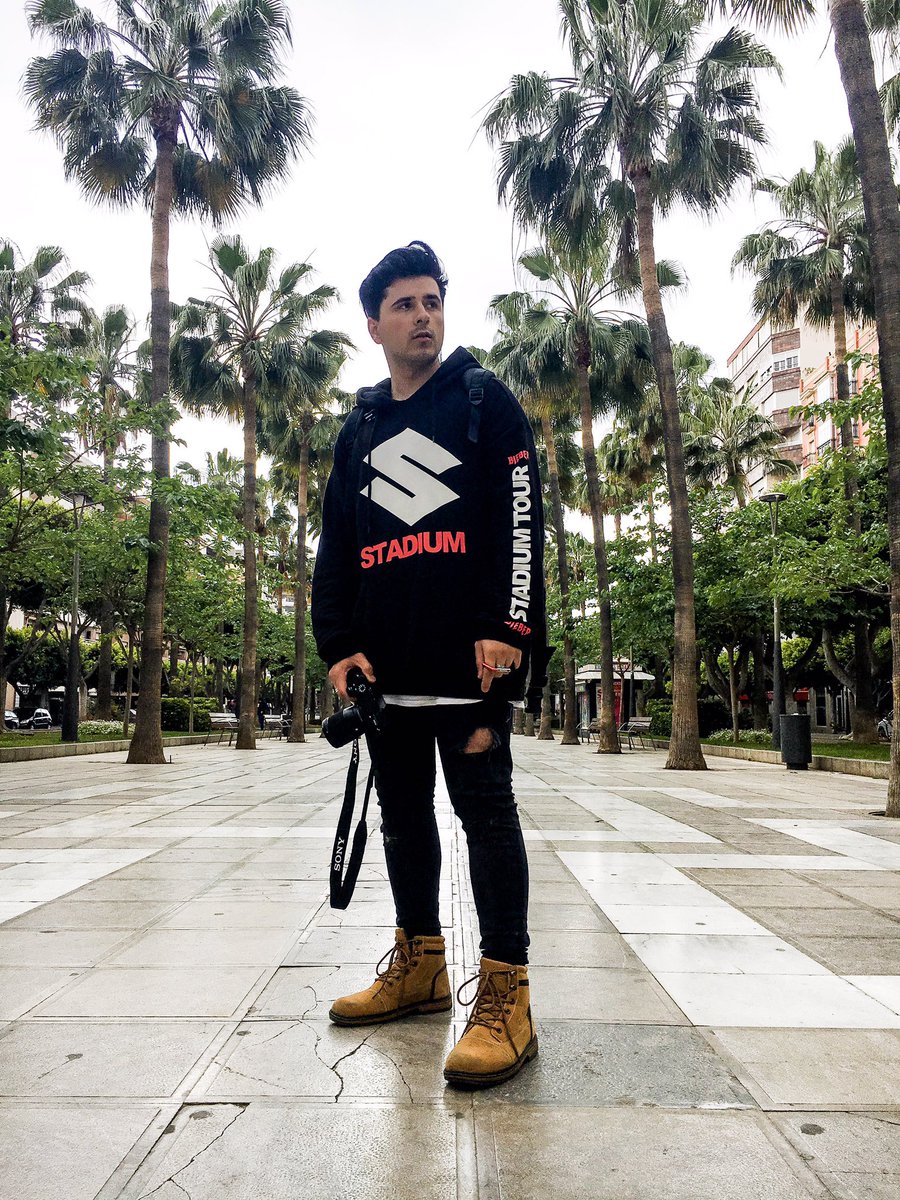 Sisiuve's tweet image. A ver si me crece el pelo ya para echarme fotos en condiciones maldita sea... POR CIERTO. 
Esta noche os daré una noticia muy fresca 🌚🌚🌚 ✈️✈️🛫🛫