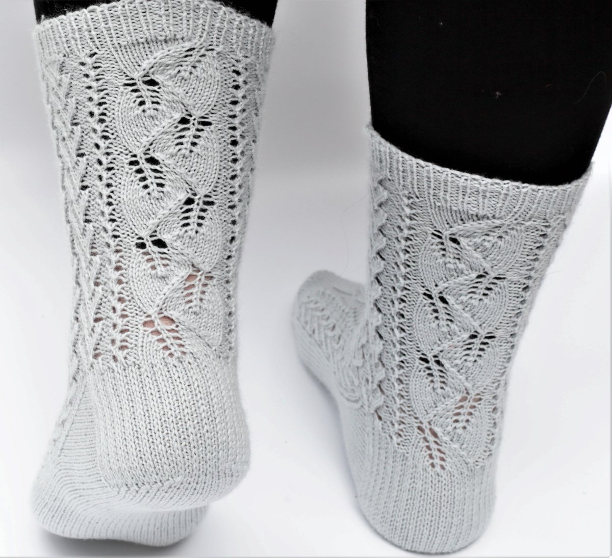 New pattern: Leafy Lace Socks on ravelry. ravelry.com/patterns/libra…