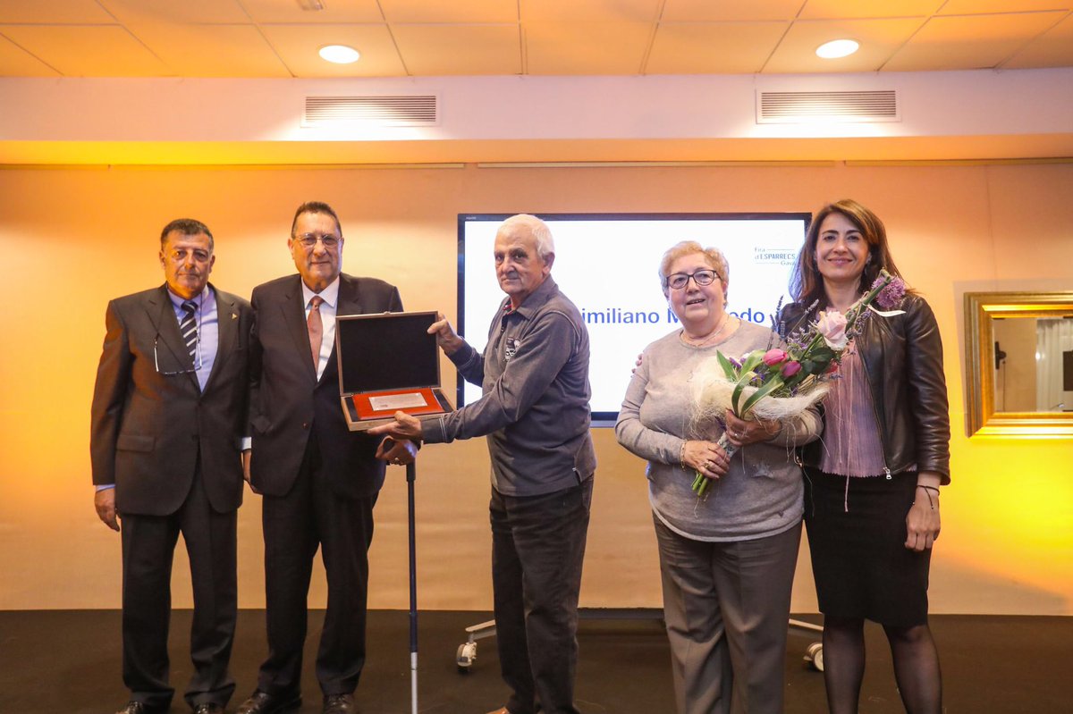 josep_panyella's tweet photo. Sopar de la pagesia de Gava Reconeixement al pages Maximiliano Marruedo La placa gentilesa de GrupGava ,entregada per Sr Joan Llonch
#firaEsparrecs #mercabarna #gava #agrogava #grupgava https://t.co/aAuaWT2xIA