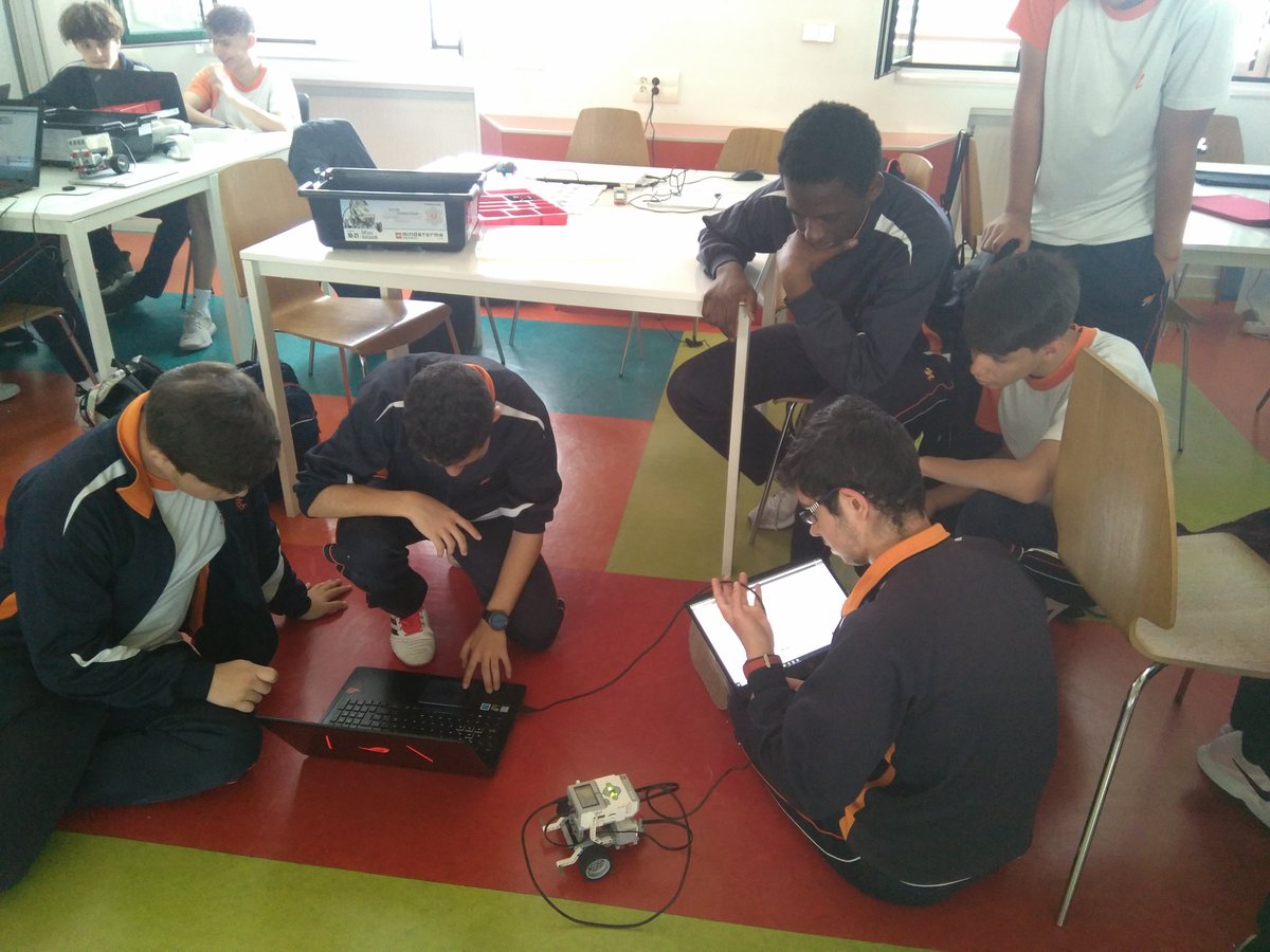 carmennavarro1's tweet photo. DESPACIO y en distintos ESPACIOS vamos progresando en programación y robótica #3ESO #EV3MindStorm @LEGO_Group 
#PensamientoComputacional #ProyectosSTEM https://t.co/0LN2gcBd1K