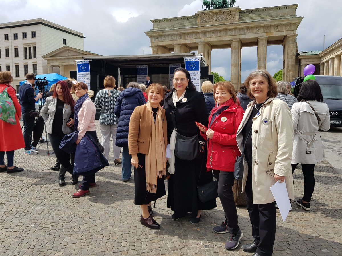 janinhartmann's tweet photo. Die Preisträgerinnen #FrauenEuropas @NetzwerkEBD unterstützen den @EUWomen Frauenmarsch am Brandenburger Tor. #Europatag #GenderEU https://t.co/Eaq6yXAA0q