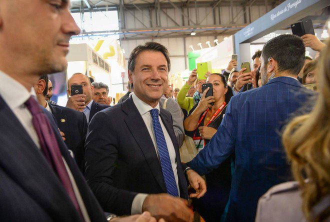 UmbriaTop's tweet photo. Il presidente del Consiglio Conte a Tuttofood  di Milano visita gli stand delle regioni italiane. Selfie, brindisi e onorevoli degustazioni dei prodotti nazionali.  @TuttoFoodMilano https://t.co/hvqbM2kXDW