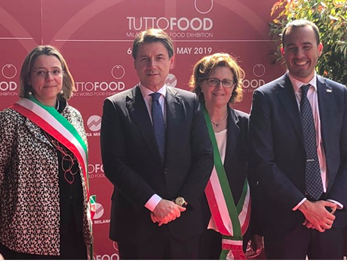 UmbriaTop's tweet photo. Il presidente del Consiglio Conte a Tuttofood  di Milano visita gli stand delle regioni italiane. Selfie, brindisi e onorevoli degustazioni dei prodotti nazionali.  @TuttoFoodMilano https://t.co/hvqbM2kXDW
