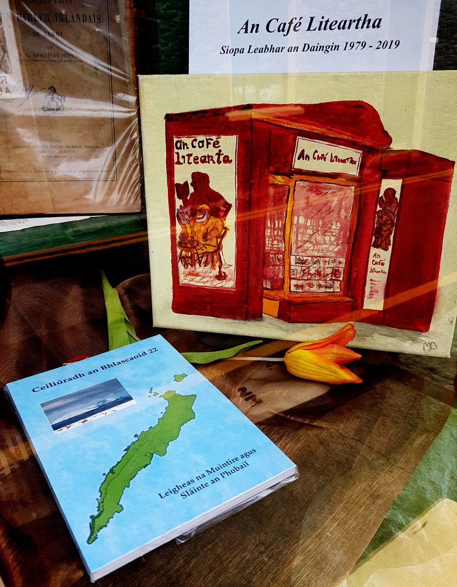 An_Chlais_Mhuar's tweet photo. Tá An Café Liteartha 40 blian ar an bhfód agus is breá linne go bhfuil Iris Cheiliúradh an Bhlascaoid 22 (2018) ar taispeáint sa bhfuinneoig acu! #céiliúradhanbhlascaoid #gaeilge #dúchas #tuiscint https://t.co/U91htCAuJf