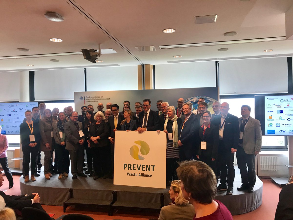 Abfälle vermindern, Schadstoffbelastungen stoppen, #Kreislaufwirtschaft etablieren.

In der Prevent-Waste - Alliance wollen das mehr als 30 Partner - inklusive BDE. Heute Kick-Off in Berlin mit Bundesminister Gerd Müller

#preventwastealliance #launch #gocircular