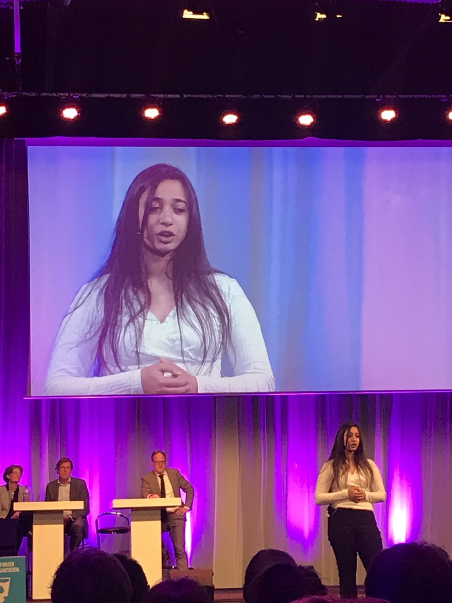 Wow! Jongerenvertegenwoordiger VN <a href="/HajarYagkoubi/">Hajar Yagkoubi</a> raakt het publiek met haar verbindende boodschap tijdens congres <a href="/Ver_Hogescholen/">Vereniging Hogescholen</a>