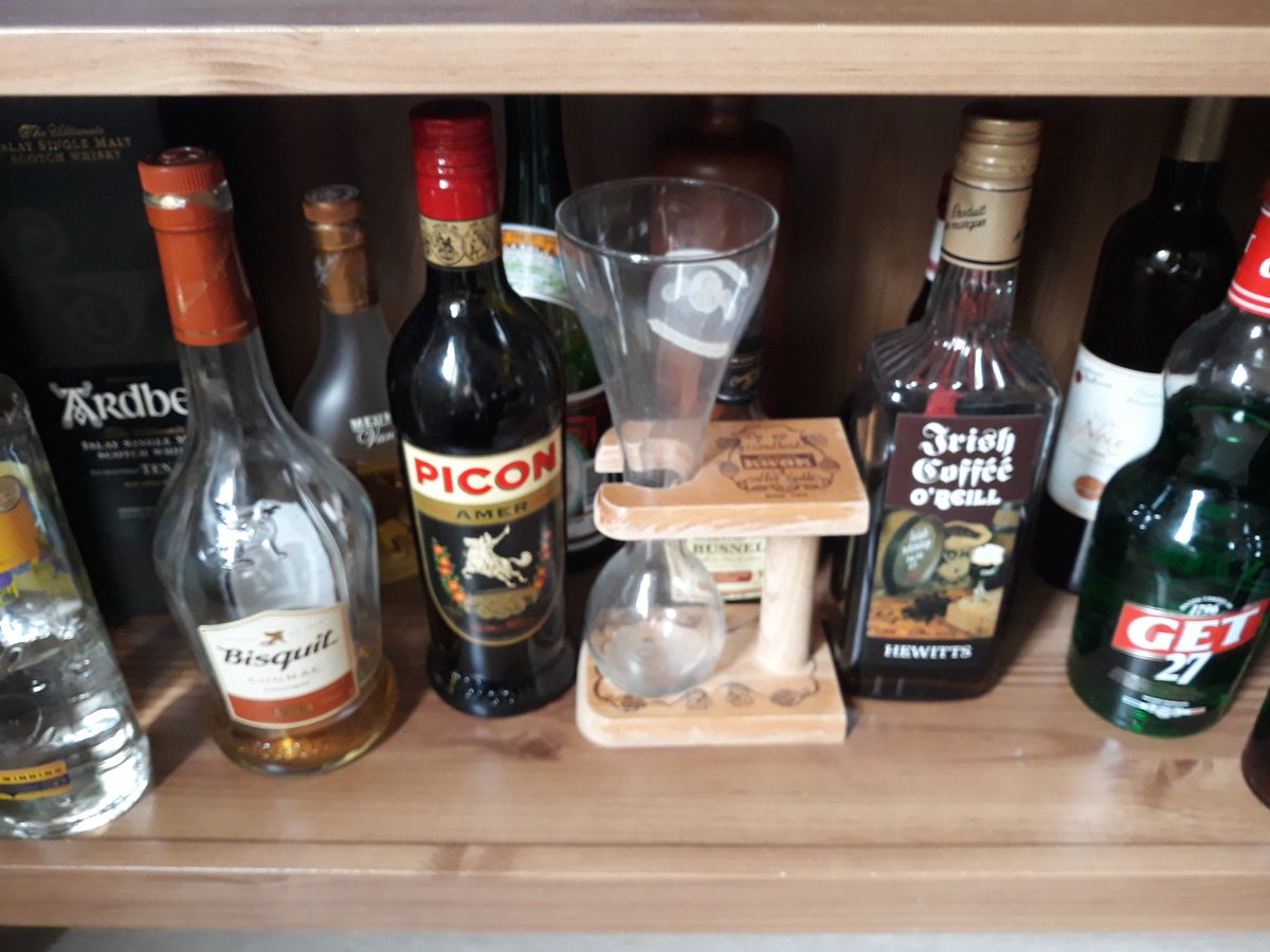 EricaBarley's tweet photo. #FoundInMyBookCase
The bar https://t.co/iKGW7W88Rz
