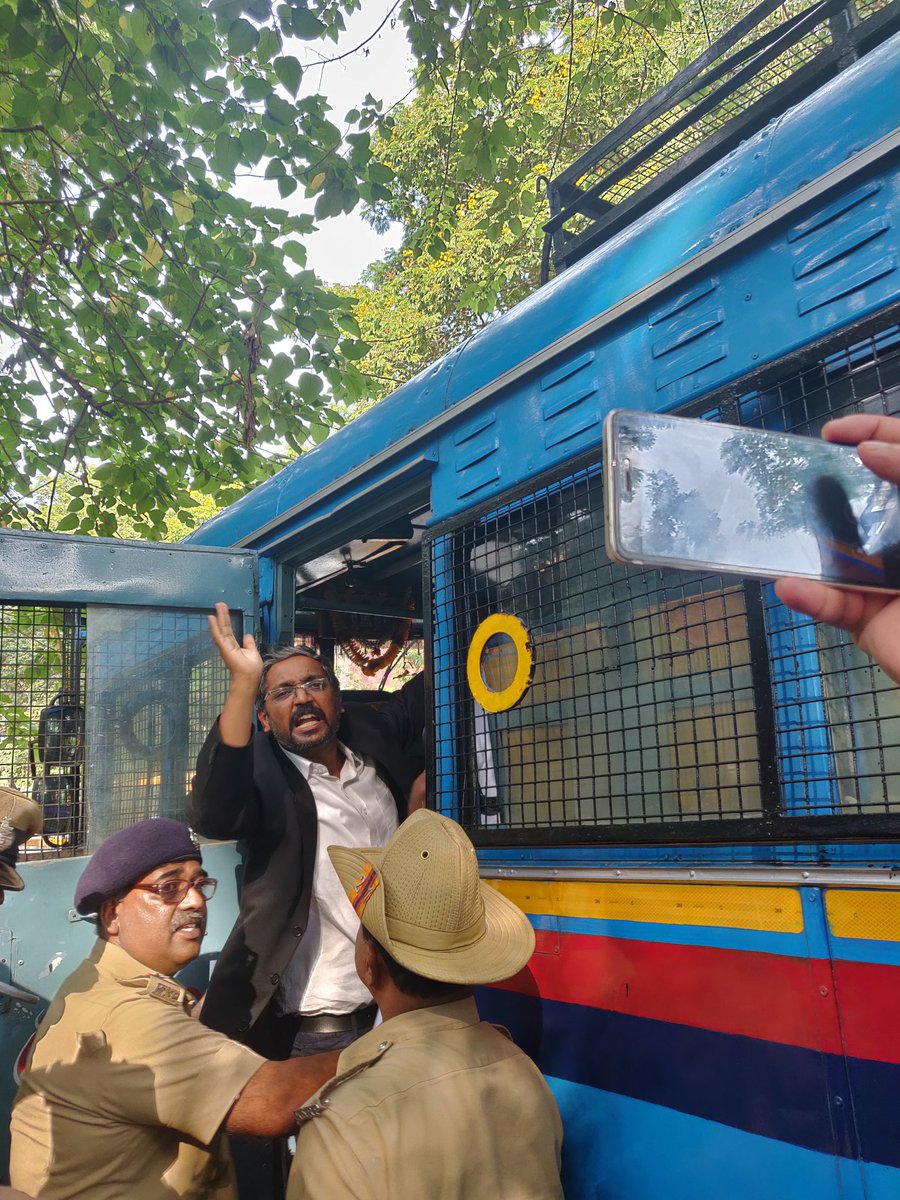PoojaPrasanna4's tweet photo. Lawyers and activists arrested while  protesting in #Bengaluru against the complainant not being even given the report in accusation against #CJIRanjanGogoi @vinaysreeni https://t.co/CJTPCyd1mm