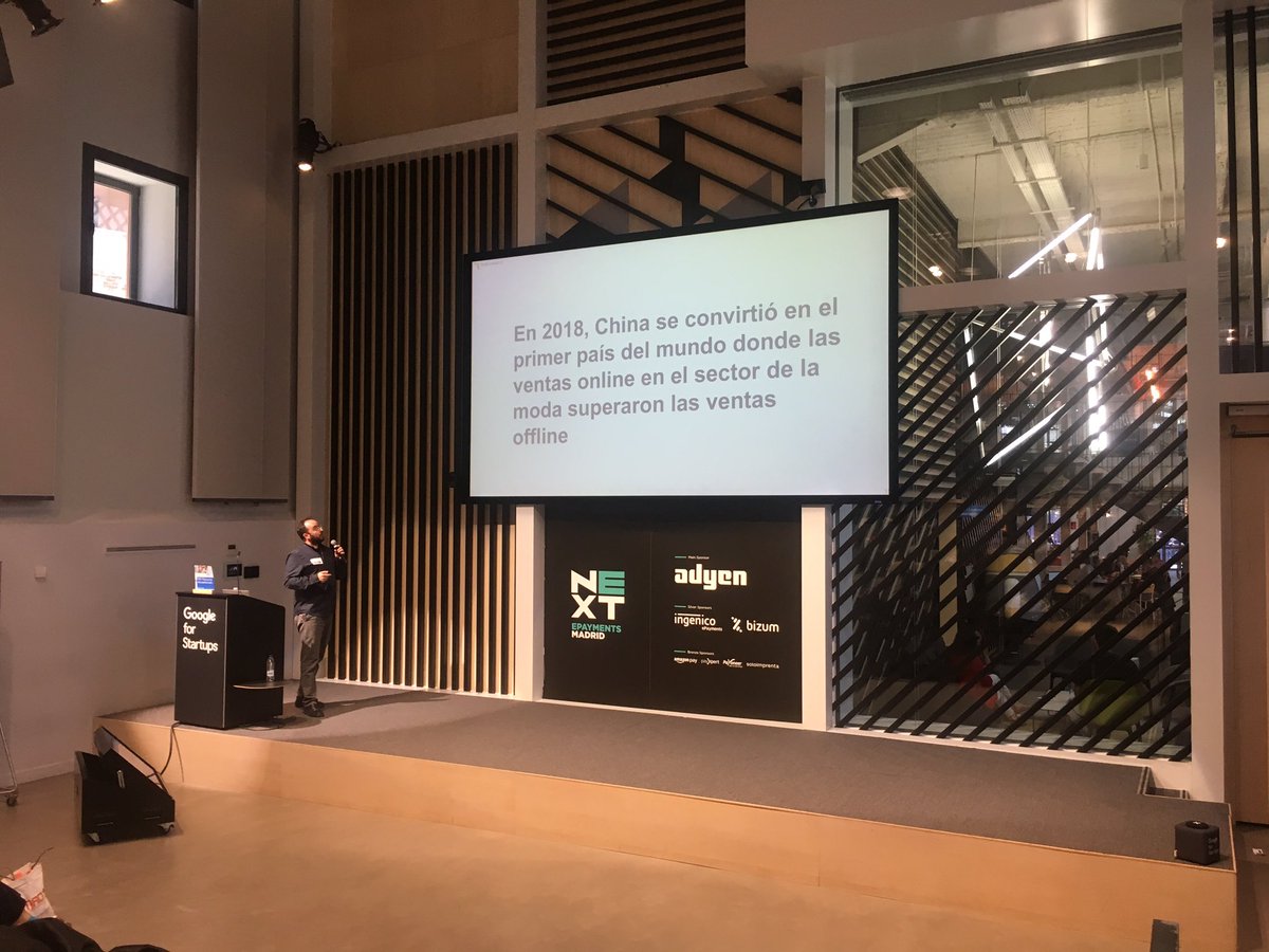 Mkt4eCommerce's tweet photo. En 2018, China se convirtió en el primer país del mundo donde las ventas online en el sector de la moda superaron las ventas offline. ¿Cómo será en unos años en otros sectores?  #NEXT19 https://t.co/pyht4Lh9BL