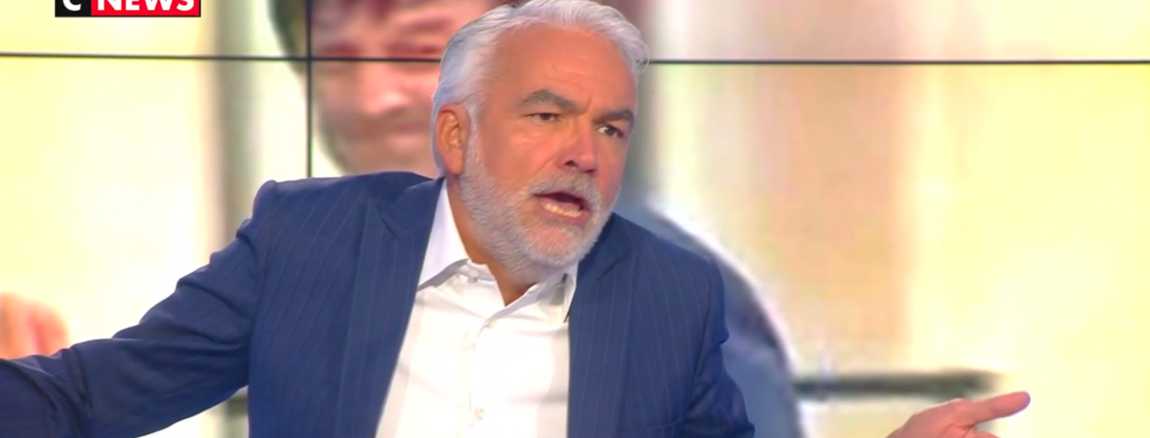 MSaupin's tweet photo. "Comment ça des gens dorment dehors ? Mais enfin je sors du Radisson y'avait pas mal de chambres libres, arrêtez un peu !"
#PascalPraud
#PascalPraudFactory https://t.co/5v4r0nLuME