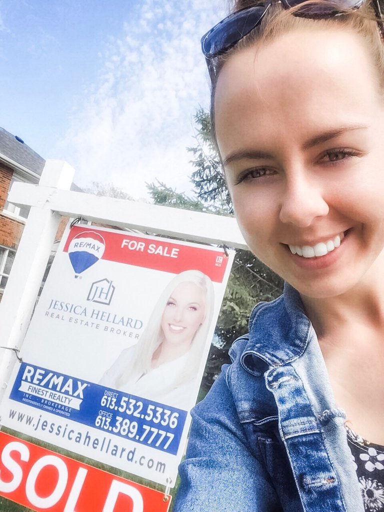 JessicaHellard's tweet photo. Megan rocks at installing our SOLD signs! 🏡And it’s been a whirlwind of Solds! Message me if you’re thinking about buying or selling as the market is HOT 🔥 and inventory is low let’s get your place sold so Megan can keep working in the sun 😄 https://t.co/4TXbYwPBgI