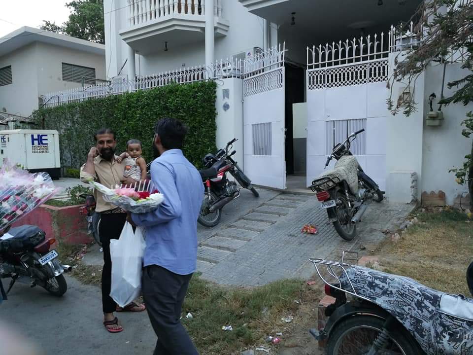 ZehraHaider12's tweet photo. Families of #missingshiapersons in Karachi Pakistan distributed iftar and flowers in the neighbourhood surroundings of the Presidents house (Central protest/Dharna). They were Alhumdulillah met with love and affection, and were told to
+++
#شیعہ_بانیان_پاکستان https://t.co/C3fvGSms8i