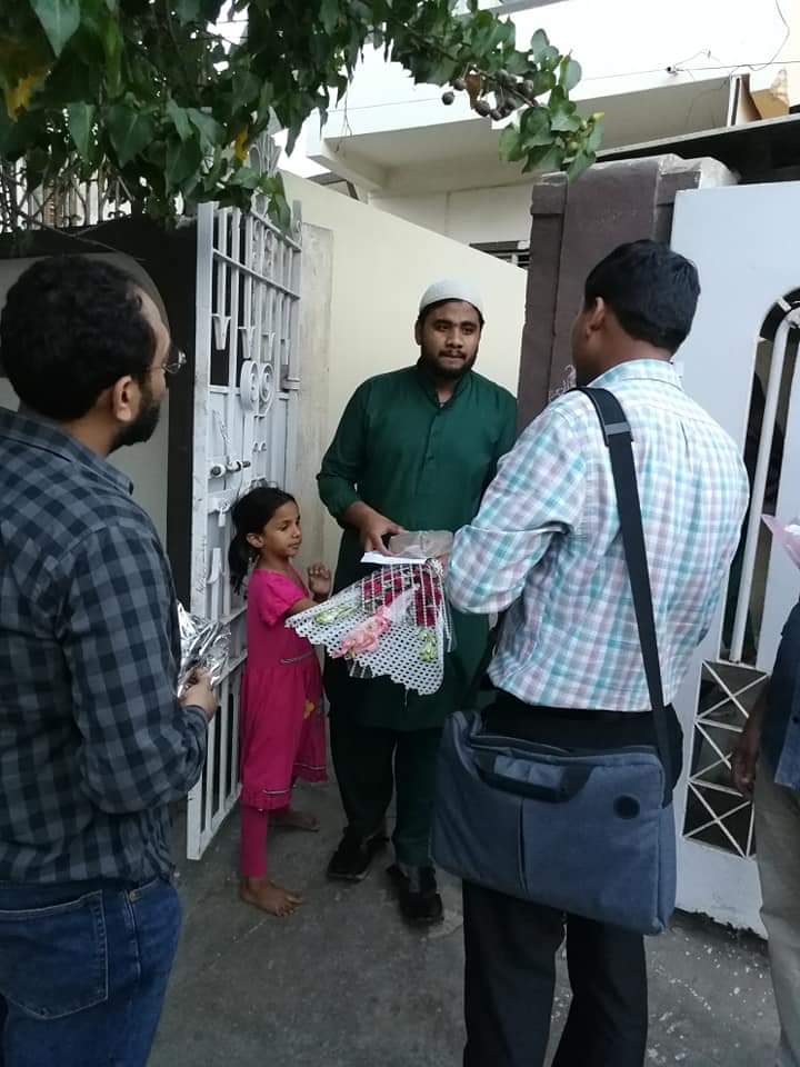 ZehraHaider12's tweet photo. Families of #missingshiapersons in Karachi Pakistan distributed iftar and flowers in the neighbourhood surroundings of the Presidents house (Central protest/Dharna). They were Alhumdulillah met with love and affection, and were told to
+++
#شیعہ_بانیان_پاکستان https://t.co/C3fvGSms8i