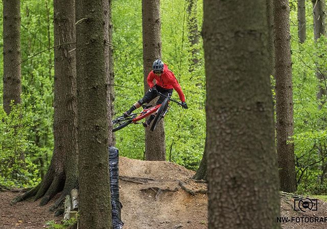 ROTWILDBIKES's tweet photo. The weekend is getting closer. ROTWILD Factory Rider @marczimmermann661 is already on fire. What are your plans?
📷 @naimawieczorreck
.
#rotwildrider #rotwildbikes #factoryrider #cyclelife #mtb #red# enduro #enduromtb #downhill #instabike #mtbpictureo… https://t.co/doLO9HowuD https://t.co/BWztLEXBJF