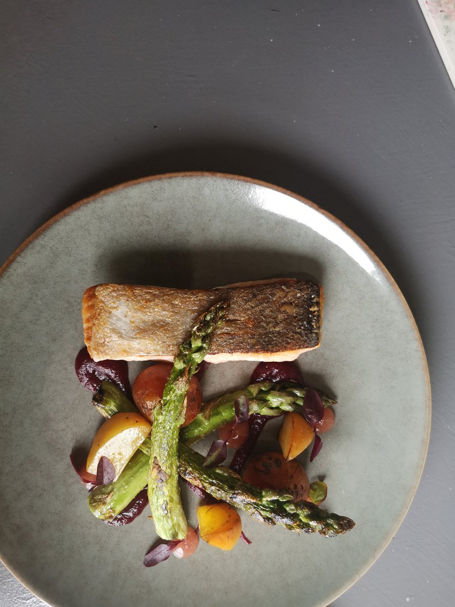ChefJordan1997's tweet photo. Salmon, beetroot and asparagus https://t.co/WlHhGNLRbf