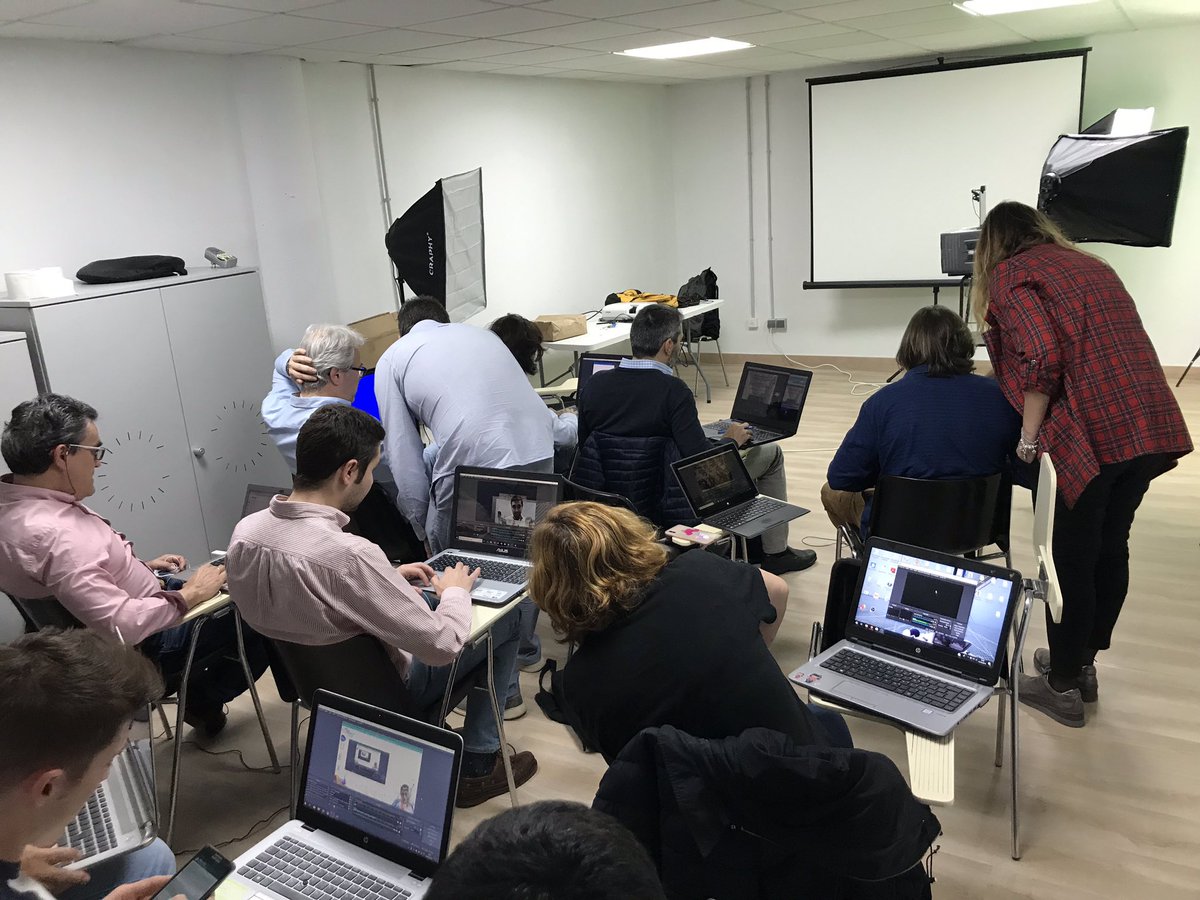 EPCC_Unex's tweet image. 2ª tarde del curso del SOFD del plan de Plan de Formación del Personal Docente e Investigador de la @infouex 2019 "Creación de #videotutoriales con #SoftwareLibre" vía @mlinaje en @SolEPCC en la #SalaCroma en los bajos del pabellón de @telecoUEx @EstudiantesEPCC #somosEPCC