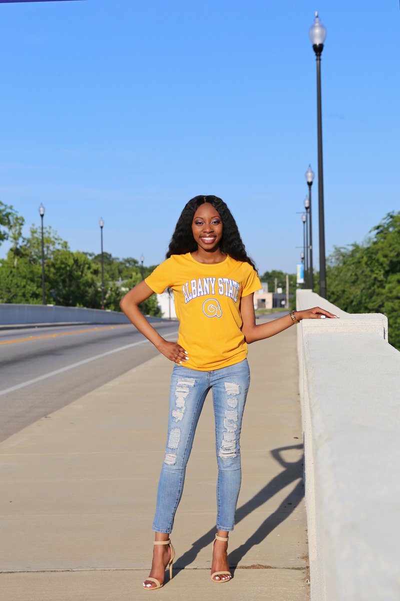 Because I’m graduating in ✌🏽 days.. 😊 #MSW #MasteredIt #HotterByTwoDegrees #ImPooped #ASU #PhDloading #BlackGradsMatter 💛💙🎓✨