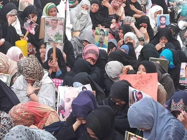 RecoverMissing's tweet photo. With 40°C temp in a day, heatwaves in Karachi &amp; #Ramadan just started these women &amp; children are peacefully protesting outside the house of President @Dr. @ArifAlvi  for 13 days now on the illegal &amp; extrajudicial abduction of their family members by LEAs
#WelcomeToPakistan https://t.co/crpVDZXNXc