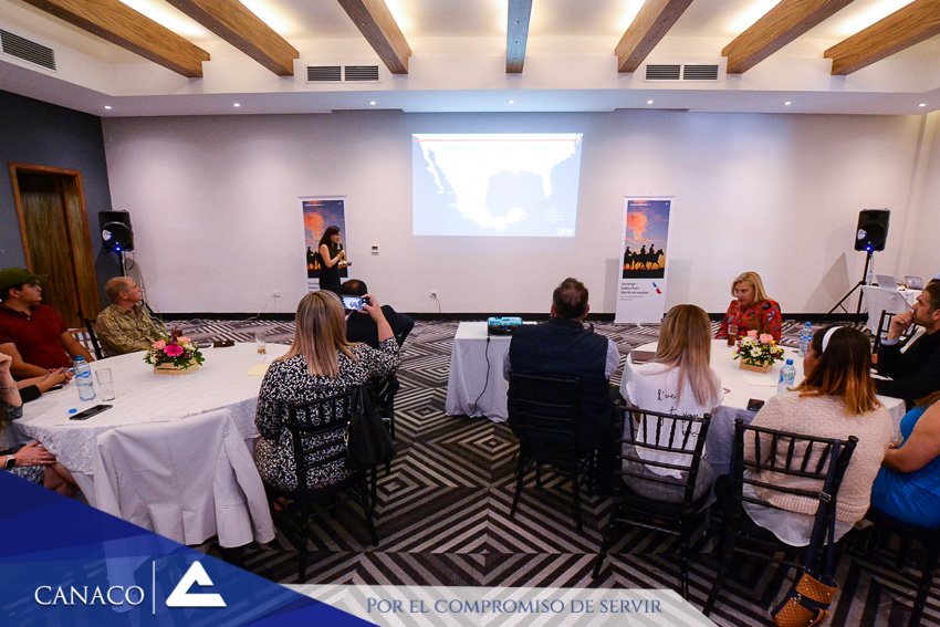 CanacoDurango's tweet image. La aerolínea American Airlines lleva a cabo ante grupos empresariales su nuevo vuelo Durango-Dallas, que busca conectar de manera continua a los usuarios que solicitan esta ruta para mejorar la comunicación y desarrollo entre estas dos entidades. Asiste Pdte. @MAUHOLGUIN
