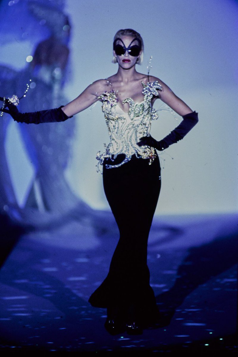 violetflame20's tweet photo. Thierry Mugler Spring 1997 Couture https://t.co/UPAF7t1Mcg