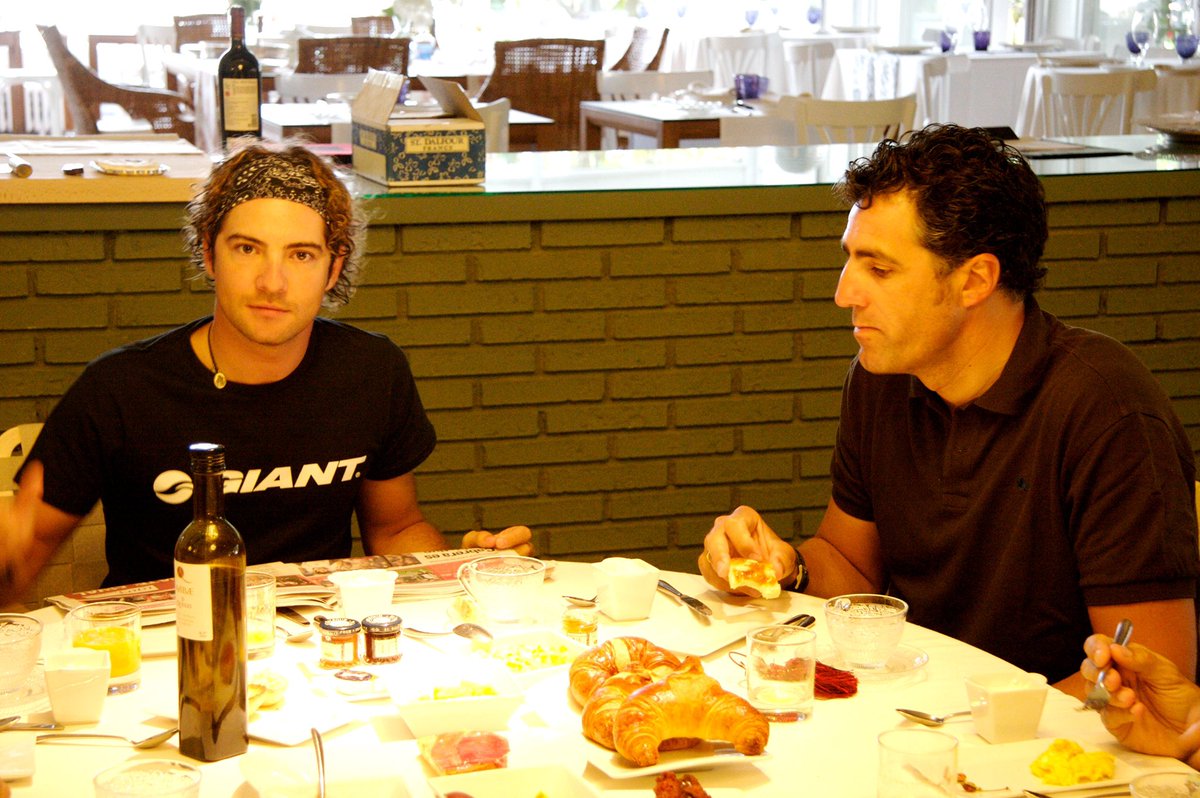 Os comparto este maravilloso #tbt del 2009 cuando pude realizar mi sueńo haciendo el camino De Santiago con mi gran ídolo #MiguelIndurain las bromas durante el camino estaban aseguradas!! #CaminodeSantiago