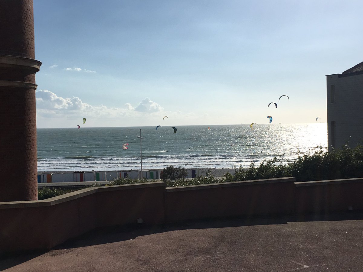 EricBourdais's tweet photo. Les hirondelles font peut être le printemps ailleurs.... mais au Havre c’est les kite surfers !
#LeHavre #LH #Normandie https://t.co/ulX2ksWMhB