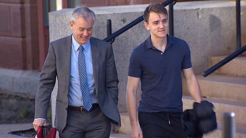 Reprise du procès #Oland après la pause du lunch. La salle d'audience est pleine. Plusieurs membres de la famille Oland sont présents, dont les enfants de Dennis Oland. Sur la photo, on voit l'accusé (à gauche) arrivé au palais de justice de Saint-Jean avec son fils, Henry.