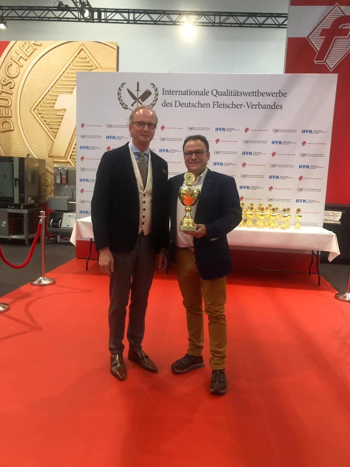 Ibericos_Simon's tweet photo. ¡¡LO HEMOS VUELTO A HACER!! Nos traemos una docena de medallas de ORO 🥇🥇🥇🥇🥇🥇🥇🥇🥇🥇🥇🥇 y dos de bronce 🥉🥉, de la Feria @iffa_frankfurt 2019, a la calidad de nuestros jamones y embutidos saludables, sin E’s artificiales. ¡GRACIAS a los chefs por la recompensa! https://t.co/xOeeBXRnCe