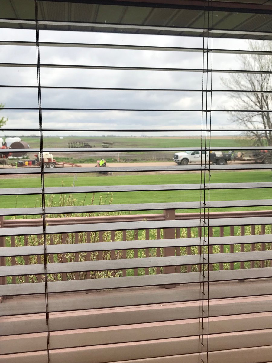 Hskrvsn's tweet image. Internet sucks here at the farm. #NeedMoreSpeed