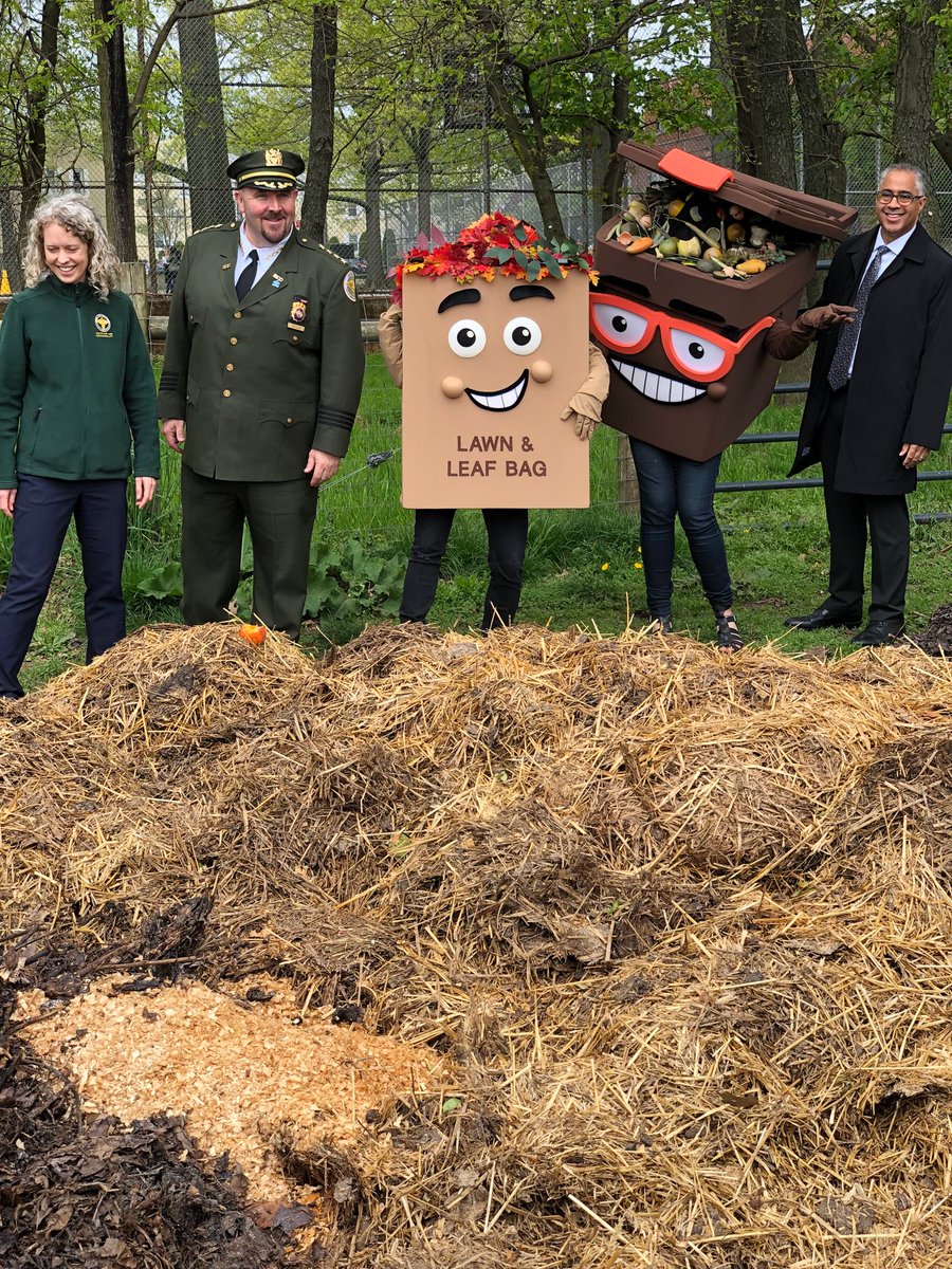 NYCzerowaste's tweet image. #DSNY is celebrating #InternationalCompostAwarenessWeek @queensfarm with @NYCSanitation @BigReuse to help spread the word about #MakeCompostNotTrash