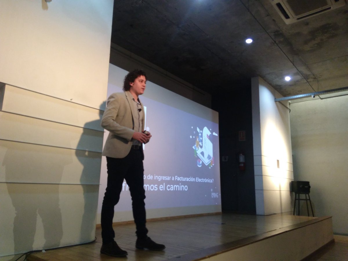 ynoguera31's tweet photo. Inicia la primera jornada de #FacturaciónElectrónica con @santutechera @montevideocomm  Salón lleno!! https://t.co/tzuIcFJ4Q5
