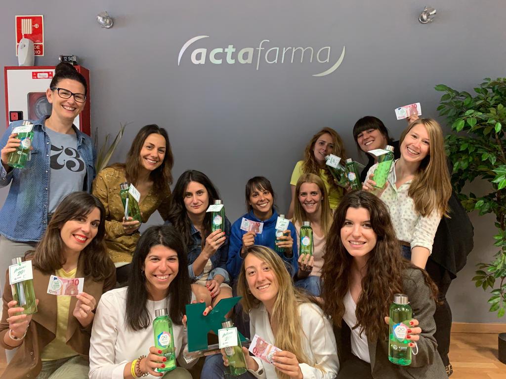 Kernpharma's tweet photo. Los empleados de @Actafarma_com tampoco han querido perderse la celebración del cumple de @Kernpharma #compromisosinfin #20añosKP ¡felices 20! 🙌 https://t.co/tLYDONUjT7
