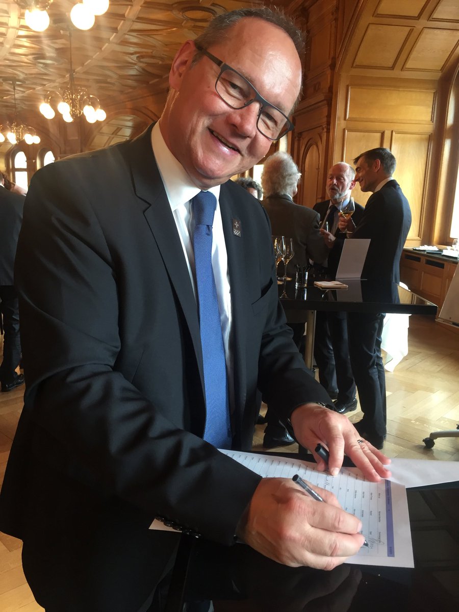 ChristaMarkwald's tweet image. An seinem letzten aktiven Tag im Parlament unterschreibt mir mein Nachfolger als Nationalratspräsident Jürg Stahl meine Interpellation „Wie können #Powercoders in der Schweiz und international mehr Schule machen?“ #DankeTschüge für die jahrelange gute Zusammenarbeit