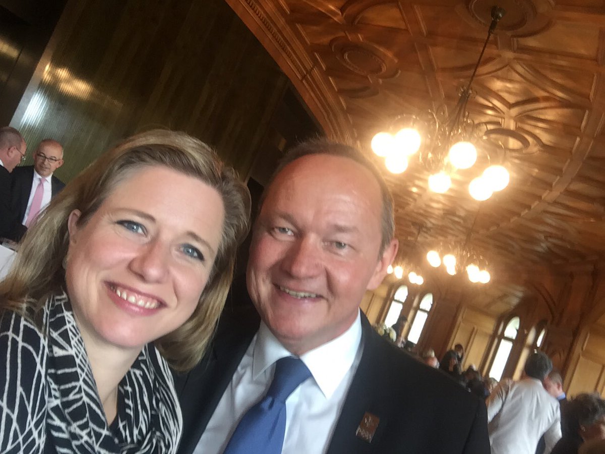 ChristaMarkwald's tweet image. An seinem letzten aktiven Tag im Parlament unterschreibt mir mein Nachfolger als Nationalratspräsident Jürg Stahl meine Interpellation „Wie können #Powercoders in der Schweiz und international mehr Schule machen?“ #DankeTschüge für die jahrelange gute Zusammenarbeit