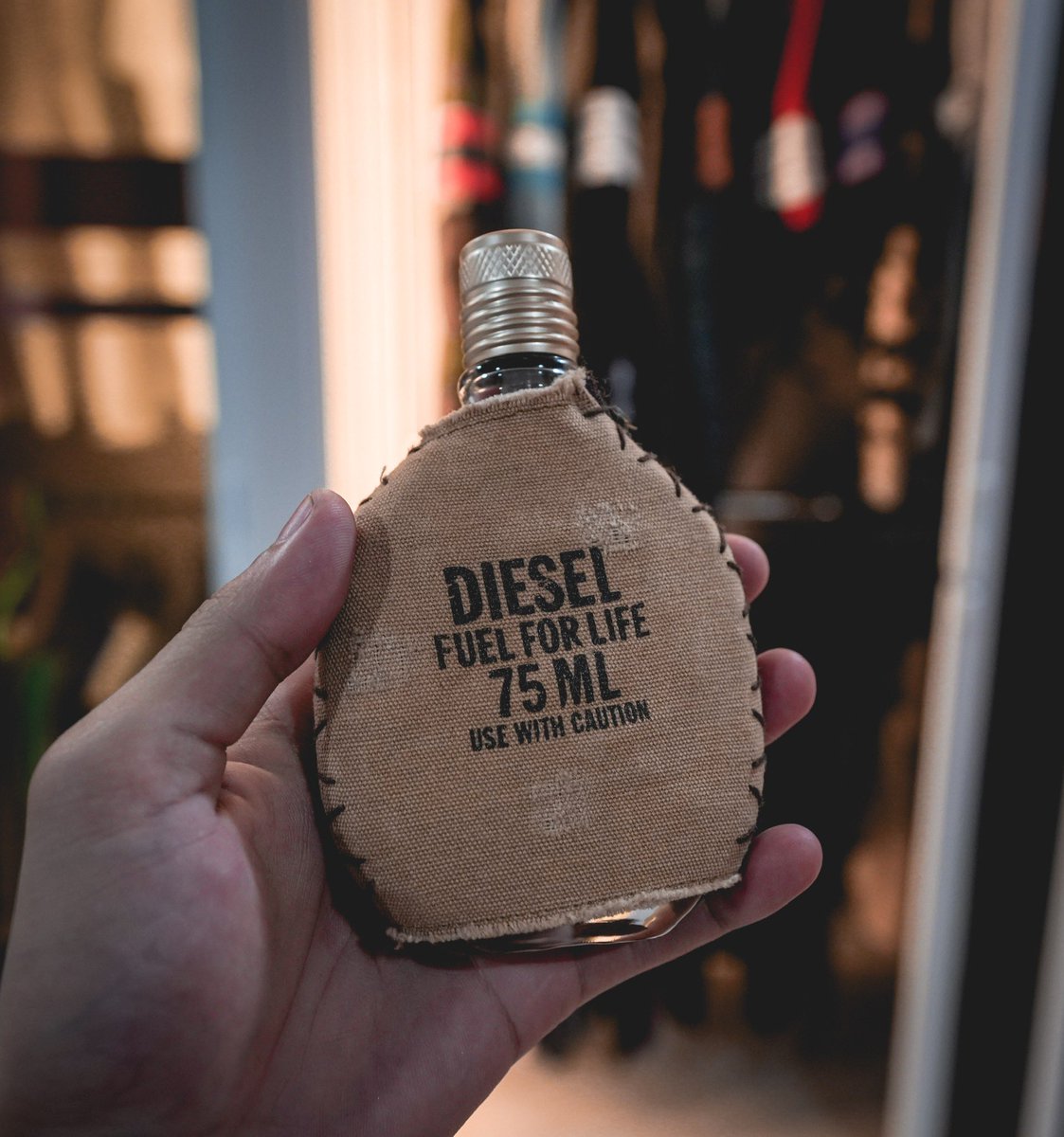Psolemn's tweet photo. แจกน้ำหอมผู้ชใช้เอง เนื่องในโอกาสเดือนเกิด 2 รางวัลครับ
1. Versace EROS (50%)
2. Diesel fuel for life (91.99%) ตัวนี้จะค่อนข้างแปลกตอนฉีดครั้งแรก แต่อยู่ไปสักพักจะหอมครับ งงไหม ต้องลองง

เพียงรีทวิต+รีไพลบอกที่ที่อยากไปเที่ยวที่สุด+ติดแท็ก #Petchsworld 

ประกาศผลพรุ่งนี้ 14.00 น. https://t.co/fJjG3arr0l