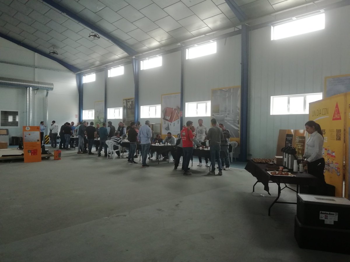 Agustin35181328's tweet photo. @SikaSpain En todo curso hay que reponer fuerzas. Y más cuando hay que colocar láminas cerámicas de 2,60x1,20 de #AZUVI, suministradas por #CASAMARAVILLA, aplicadas por Julian de #PROALSO y Lorenzo de #Sika... https://t.co/41yFFpBfOx