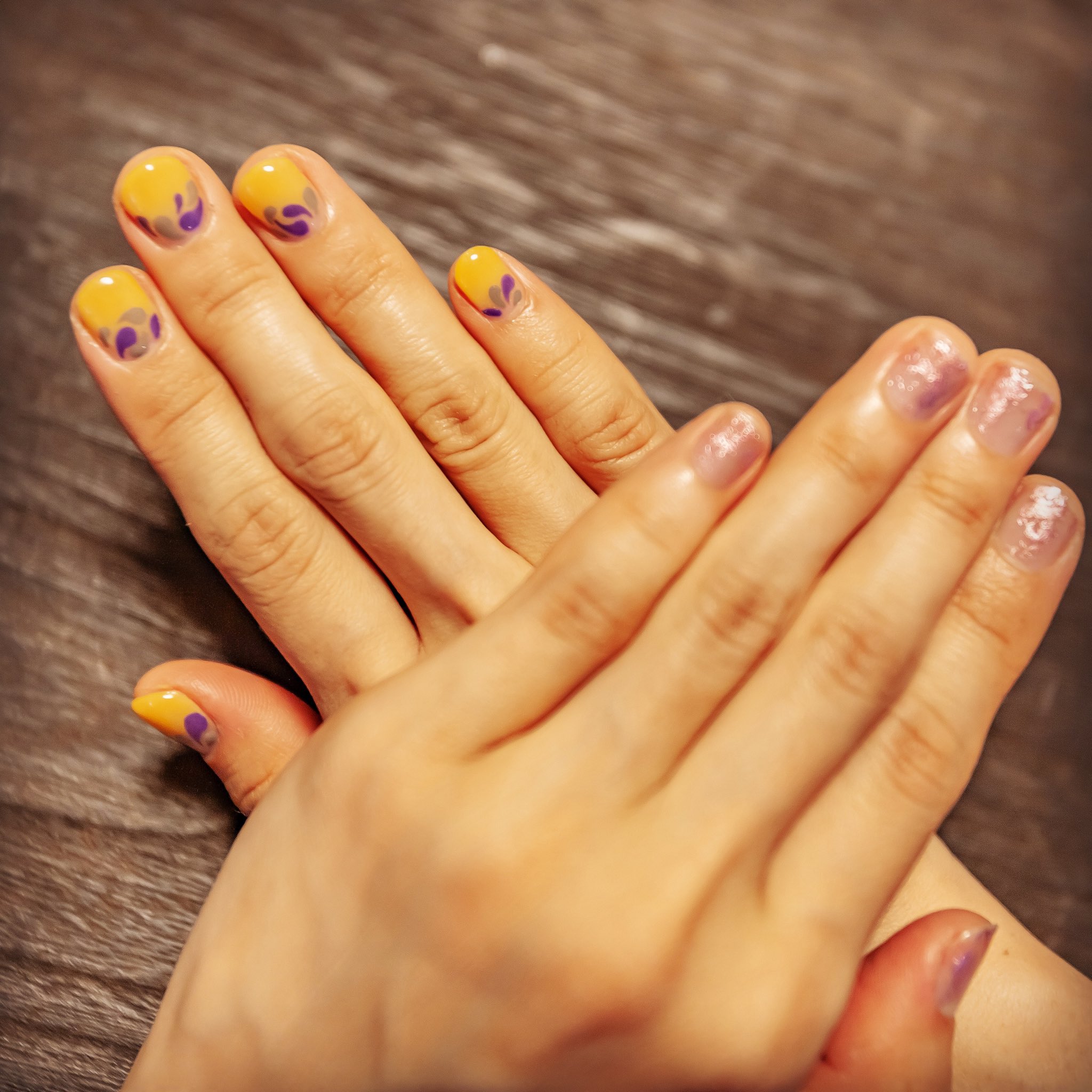 Twitter 上的 森 恵 シンガーソングライター Newネイル 右手はジェルネイルでパールが入った黄色ベース 左手はクリアのマニキュアでピンク色のホイルネイル カラフルだけどギター弾くのには問題のないツヤありフラット 硬さは変えず厚みは前回より少し薄め