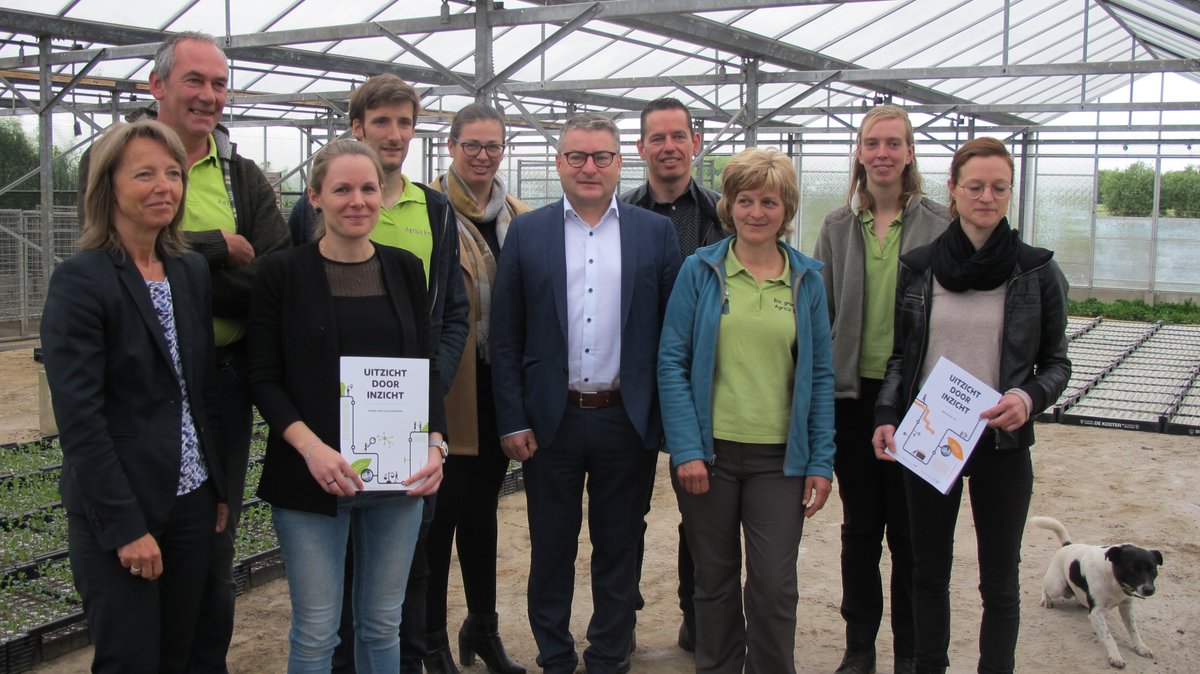 InnoSteunpunt's tweet photo. Doordachte keuzes op sleutelmomenten #uitzichtdoorinzicht #deboerploegdenietzomaarvoort. @sonjadebecker &amp; minister van Landbouw @KVDHeuvel_VP stellen projectresultaten voor tijdens persmoment op bedrijf familie Schelfhout. @boerenbond @vlaamseoverheid #management #innovatie https://t.co/zCvZHgewje