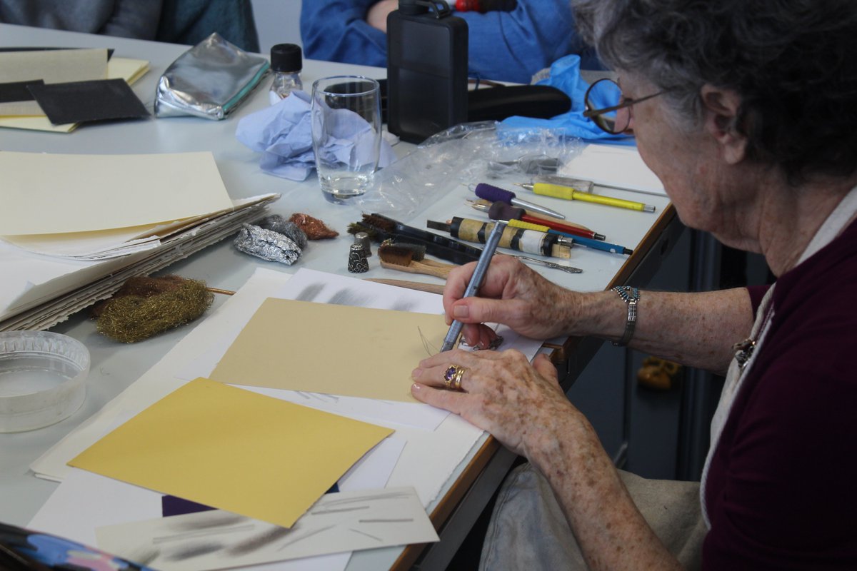 CourtauldRes's tweet image. Our visiting expert Susan Schwalb is leading a #metalpoint workshop today, teaching us all about the process of drawing using a variety of metals on a prepared surface.

You can see a selection of Susan’s latest work on show @PATRICKHEIDECA right now.  #courtaulddraw