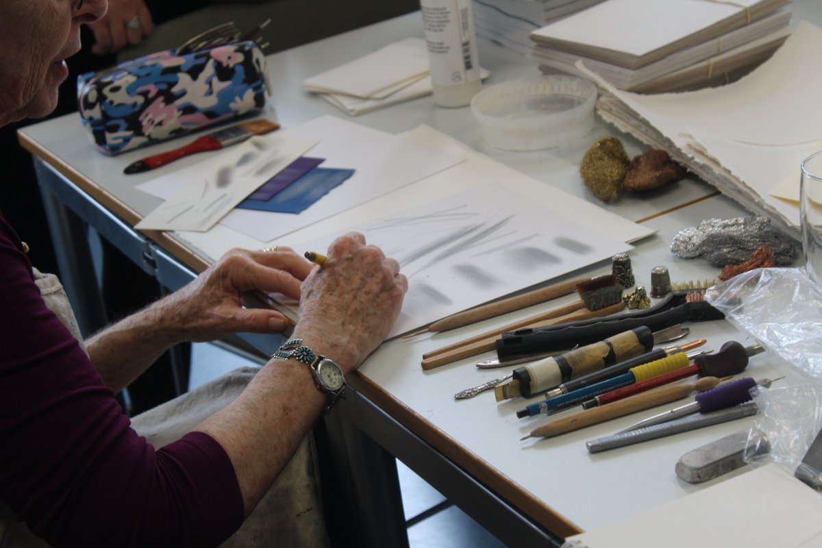 CourtauldRes's tweet image. Our visiting expert Susan Schwalb is leading a #metalpoint workshop today, teaching us all about the process of drawing using a variety of metals on a prepared surface.

You can see a selection of Susan’s latest work on show @PATRICKHEIDECA right now.  #courtaulddraw